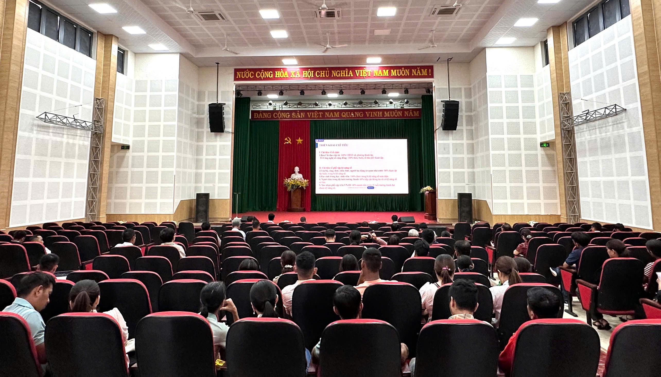 Hội nghị tập huấn hướng dẫn nhận diện các nhiệm vụ triển khai 100 ngày cao điểm thực hiện phong trào “Bình dân học vụ số”